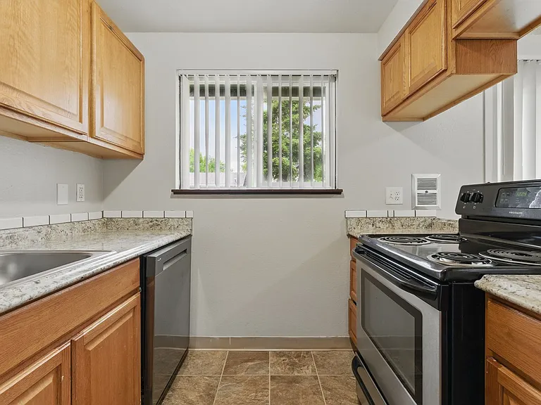 Comfort & Convenience in the Heart of Lents! — Photo 16