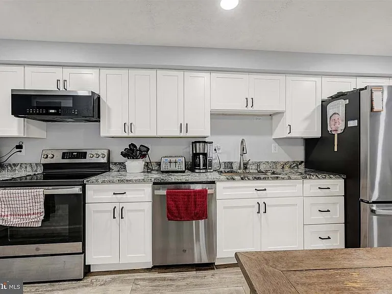300 Long Cove Ln — Photo 3