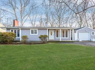 120 Robinwood Dr, Shirley, NY 11967