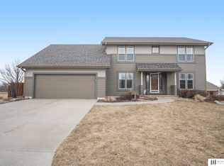 319 Castle Pine Cir, Papillion, NE 68133