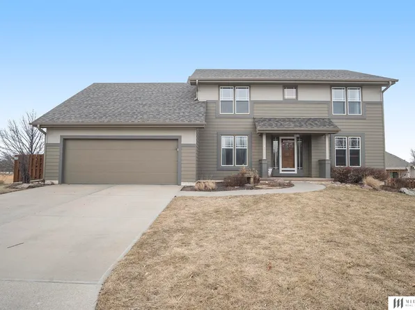 319 Castle Pine Cir, Papillion, NE 68133