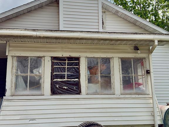 5th image of 285 Youngs Ave