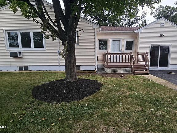 4th image of 2421 Moore Avenue