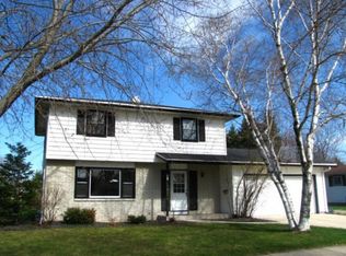 295 Hillcrest Ln, Fond Du Lac, WI 54935