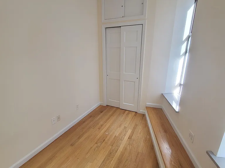 110 6th Ave #4 — Photo 3
