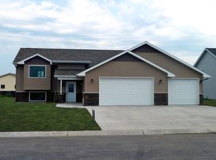 712 Evergreen Cir Nw, Jamestown, ND 58401