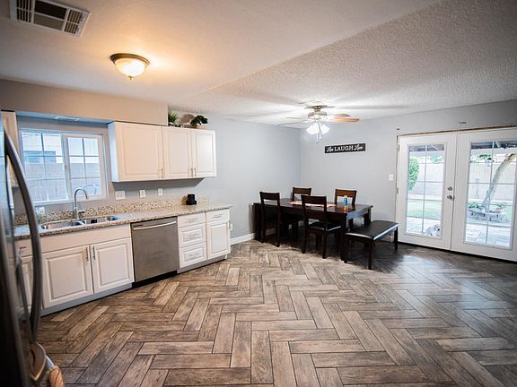 Eat-in Kitchen