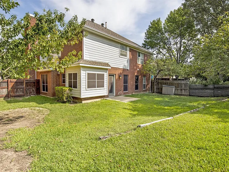 885 Parker Dr — Photo 3
