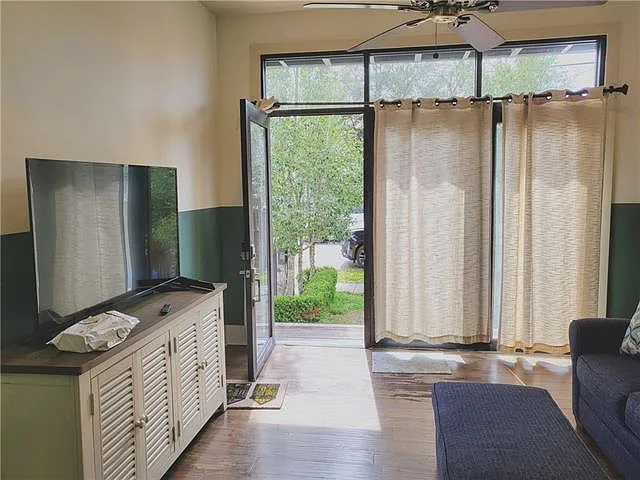 4621 Chestnut St — Photo 2