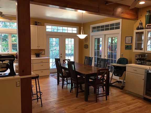 large eat-in kitchen