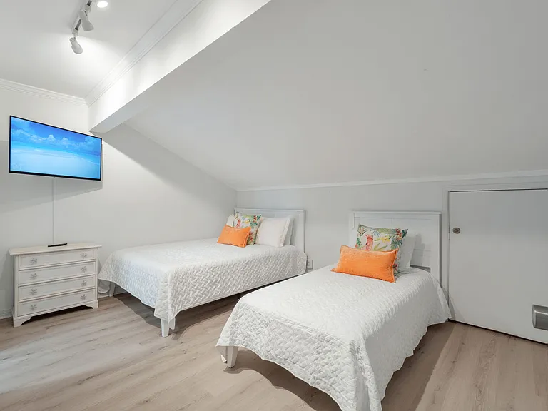 Queen bed with a twin bed in the guest bedroom
