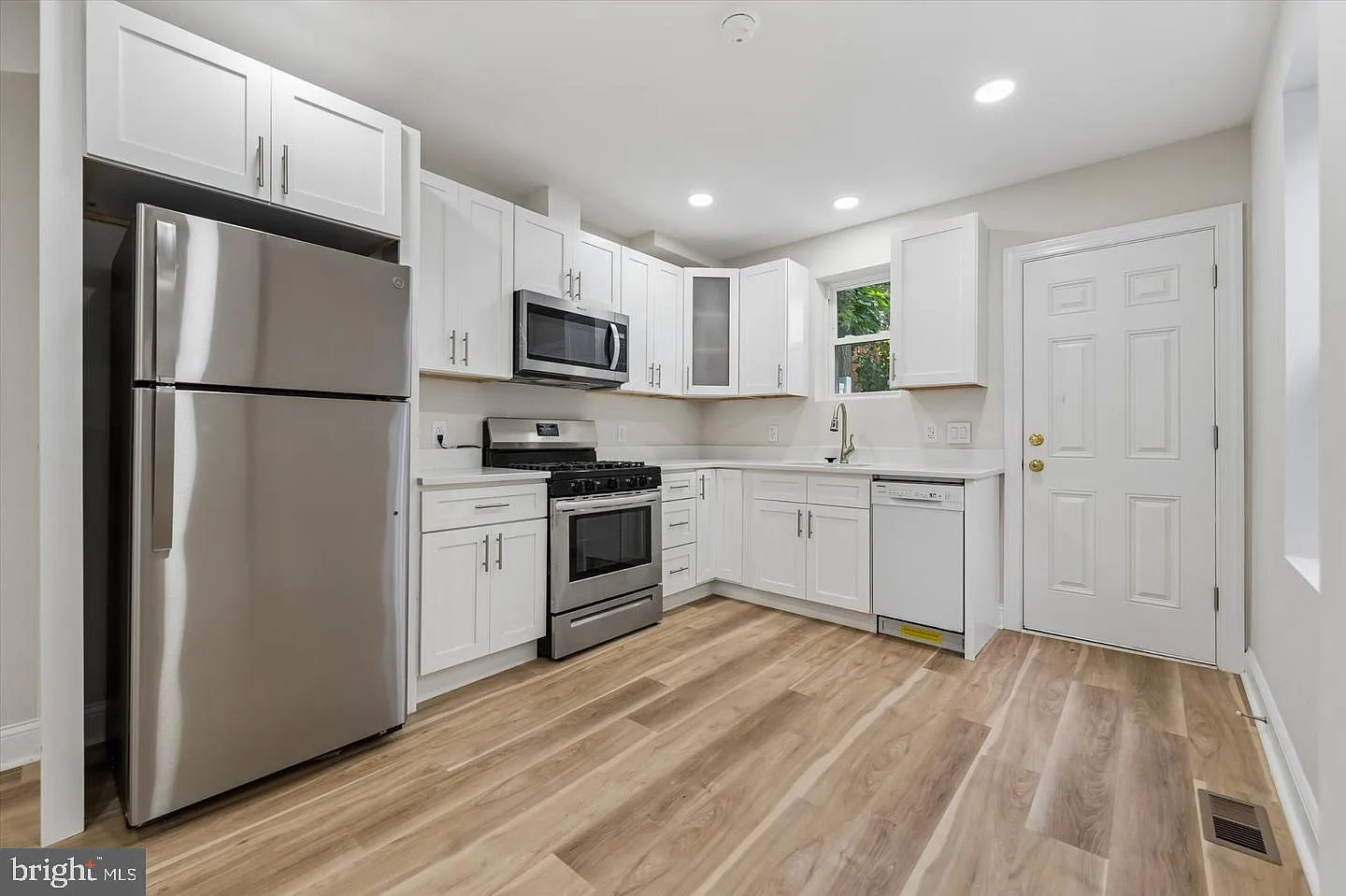 3 bed, 2.0 bath, 1220 sqft, $2,350 — Photo 2