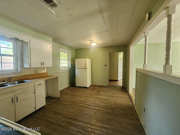 5th image of 907 W Hinton Ave
