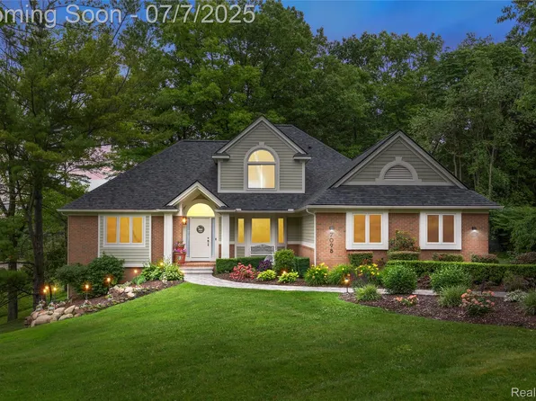 7098 Hickory Hollow Cir, Clarkston, MI 48348