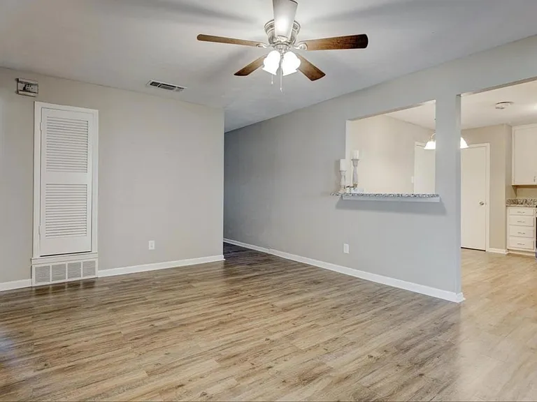 1428 Laurel Ln — Photo 3