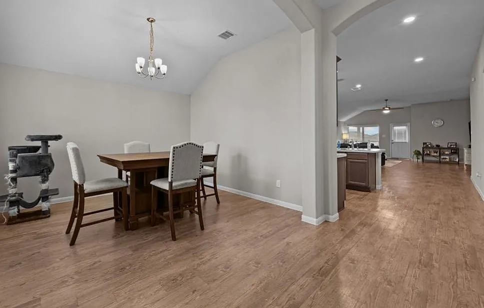 3 bed, 2.0 bath, 1740 sqft, $2,300 — Photo 2