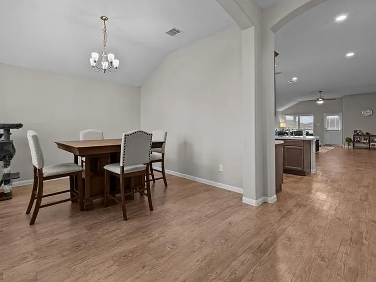 689 Forest Bend Ln — Photo 2