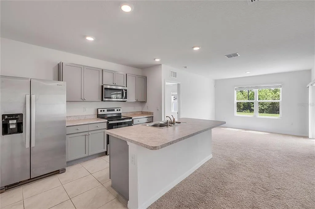 3 bed, 2.0 bath, 1690 sqft, $2,500 — Photo 3