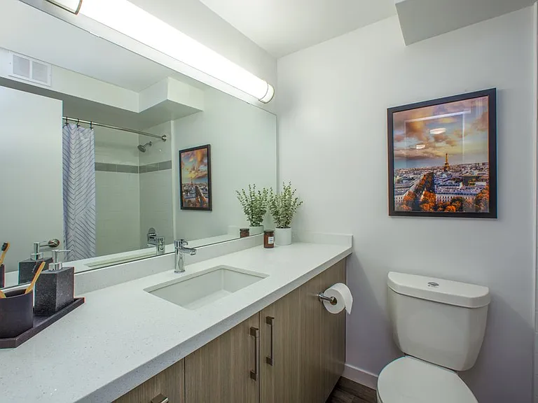 2575 Danforth Ave — Photo 39