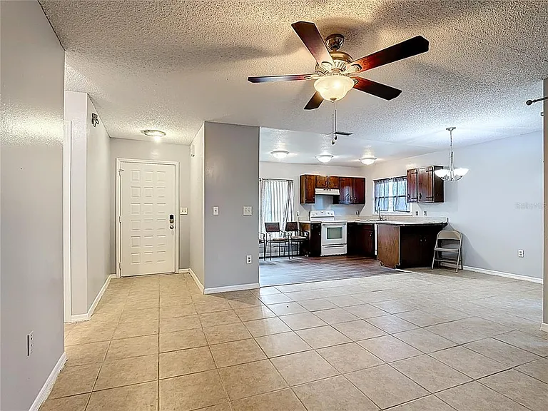 571 Hunter Cir — Photo 6