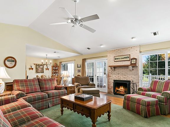 2nd image of 36 Saint Andrews Cir