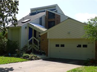 229 Twin Lakes Blvd W, West Columbia, TX 77486