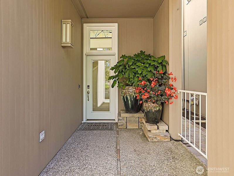 4th image of 604 Bellevue Way SE