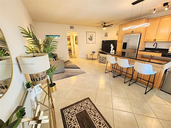5th image of 2881 NE 32nd St APT 318