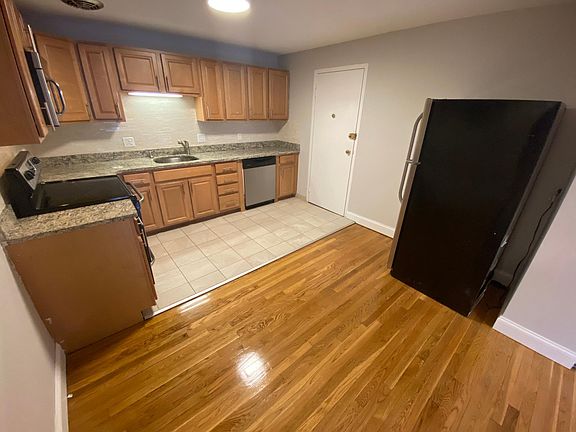 2nd image of 230B Babcock St #4G