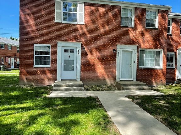 2nd image of 490 Kenwood Dr APT J