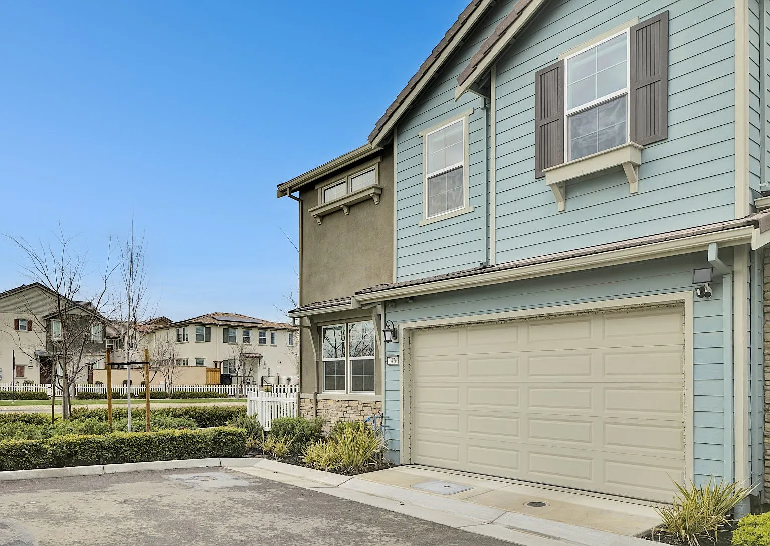 4 bed, 1976 sqft, $3,250 — Photo 3