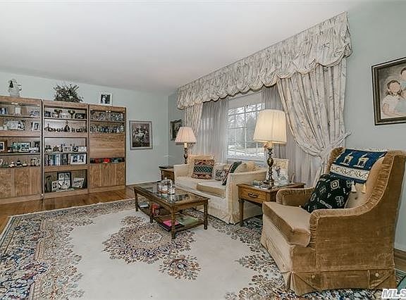 5th image of 10 Pine Hollow Ln