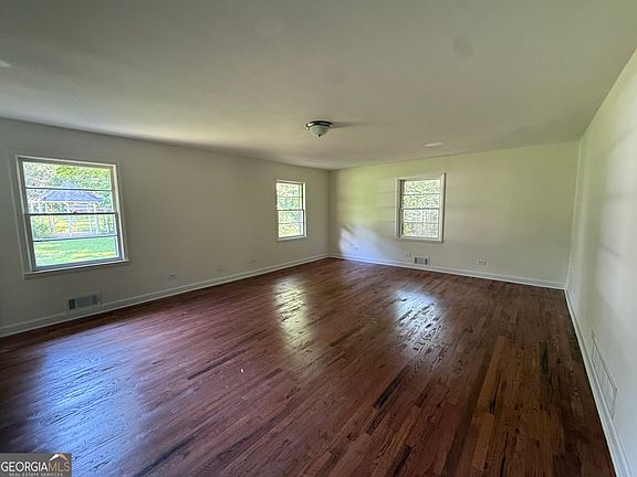 3rd image of 4157 E Chapel Hill Rd