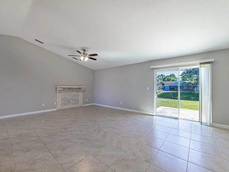 2372 SE Maslan Ave — Photo 18