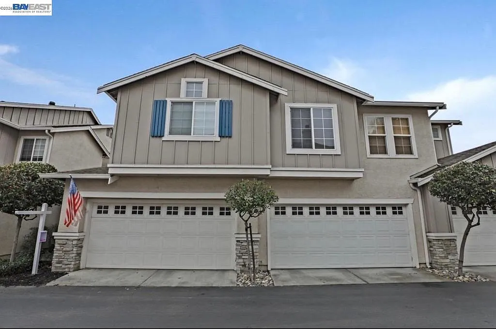 3 bed, 2.5 bath, 1387 sqft, $3,950 — Photo 3