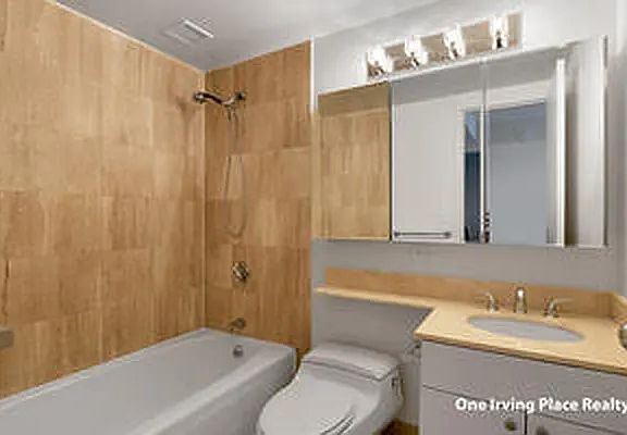 4th image of 1 Irving Pl APT U15c