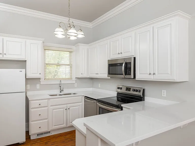 349 N Rollston Ave — Photo 4