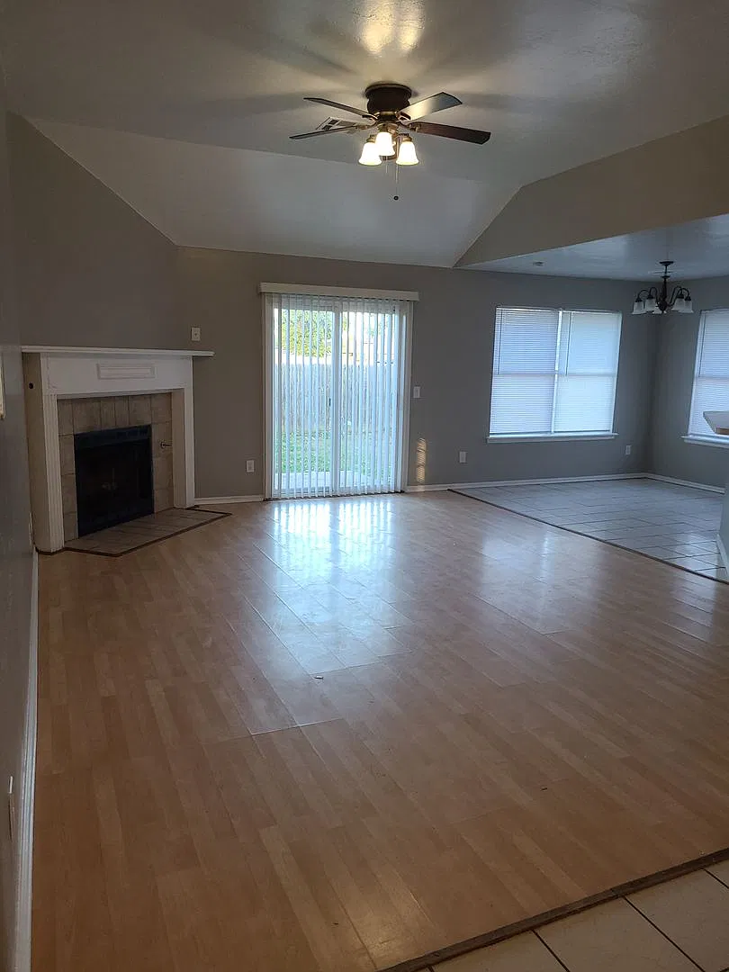Loads of Room! 3 beds & Den! Storm Shelter! — Photo 4