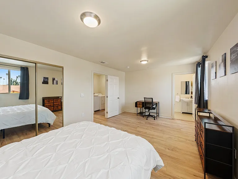 5912 S Flower St #1 — Photo 11