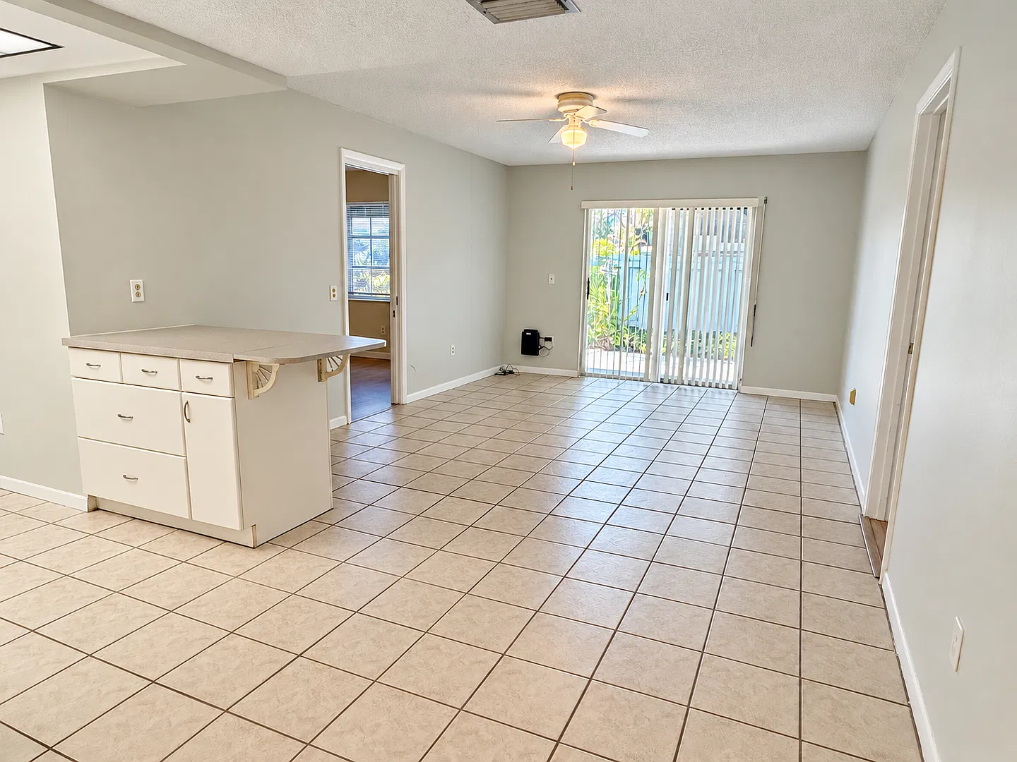 2/2 First Floor in Poppleton Creek! — Photo 2