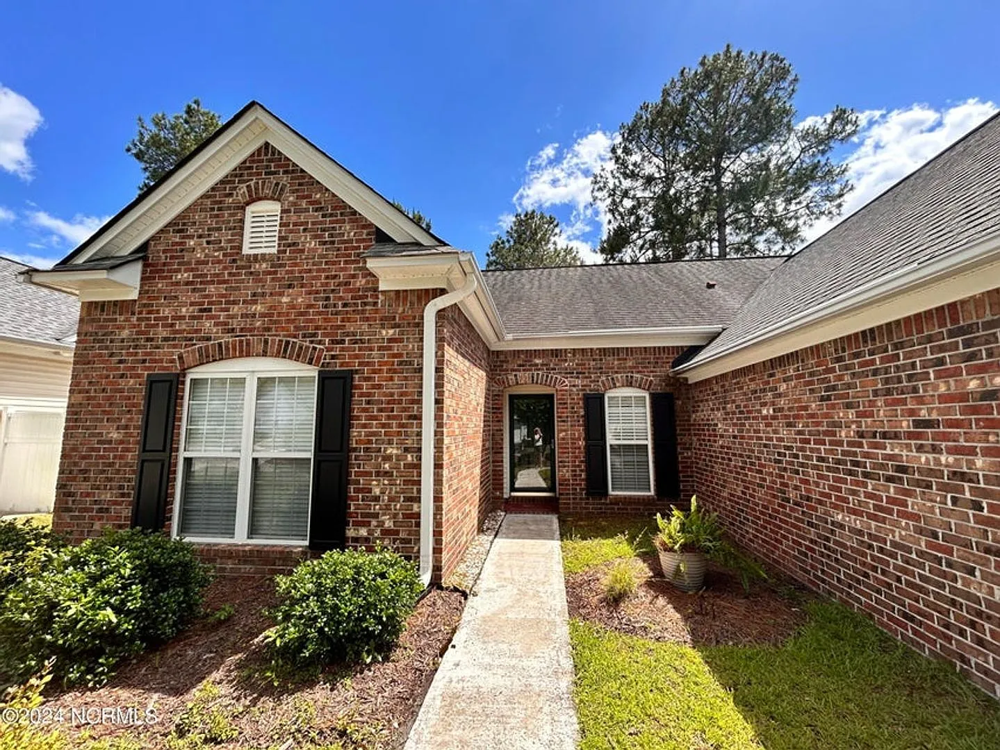 Beautiful brick home in sought-after Sandpiper Bay! — Photo 3