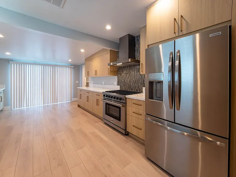 6454 Gentry Ave — Photo 14