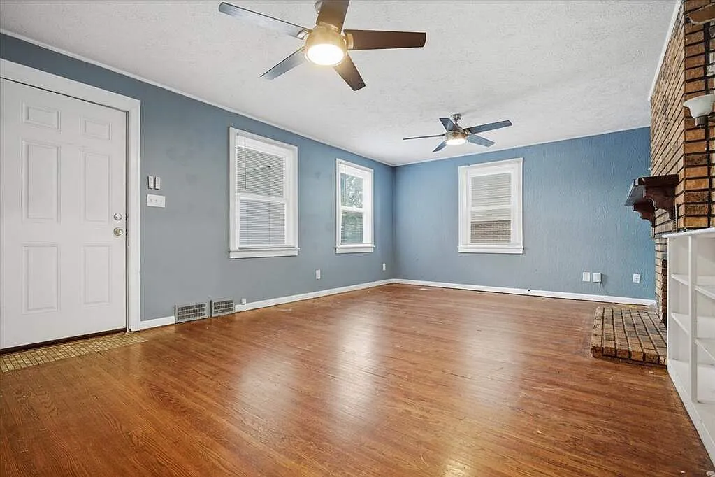 5 bed, 2.5 bath, 2430 sqft, $2,400 — Photo 4