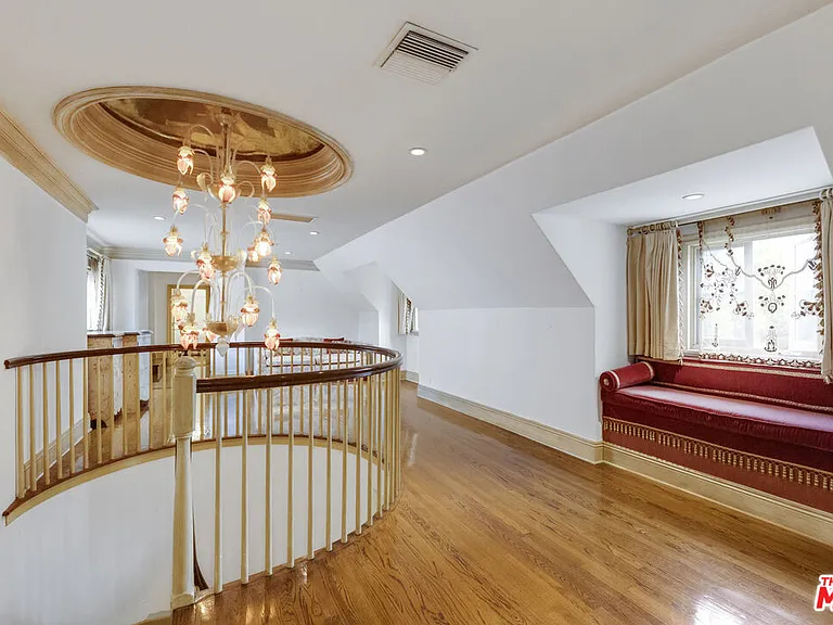 821 N Whittier Dr — Photo 29
