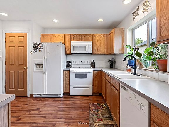 Loads of cabinet and pantry space to store all of your food creations.