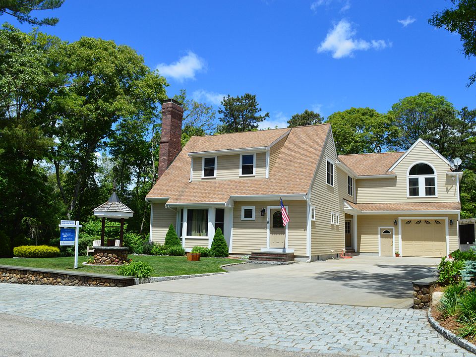 Frnt-Care free Cape Cod lawn