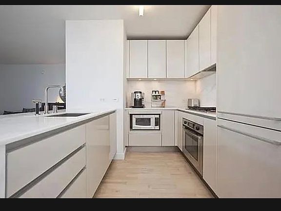 3rd image of 322 W 57th St APT 27V
