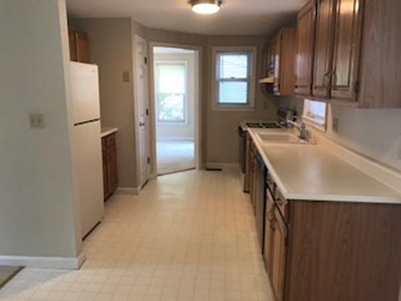 3rd image of 147 Lowell St #1
