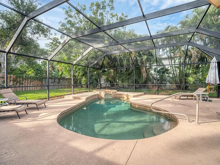 416 Sunset Dr — Photo 2