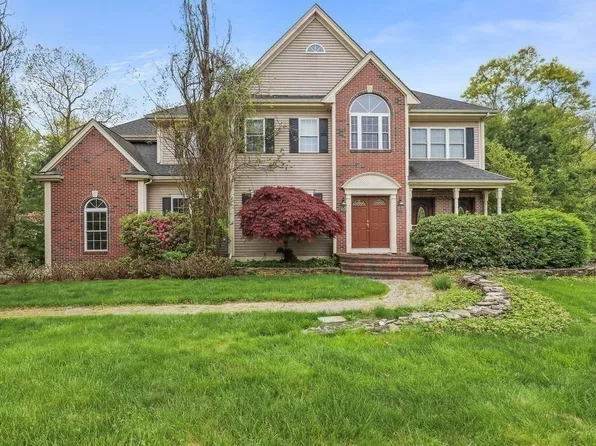 12 Kristen Cir, North Attleboro, MA 02760